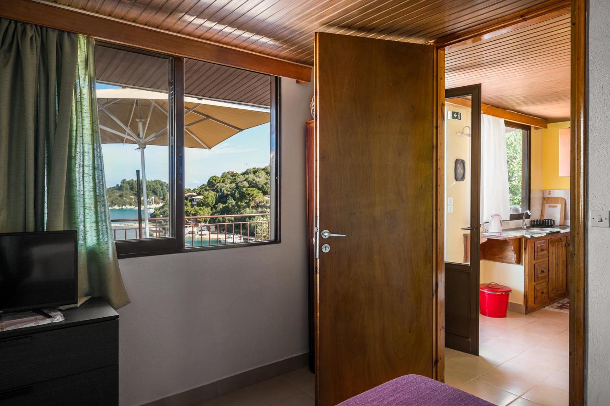 Agaloula Centrally Located Apartments, Lakka Esterno foto